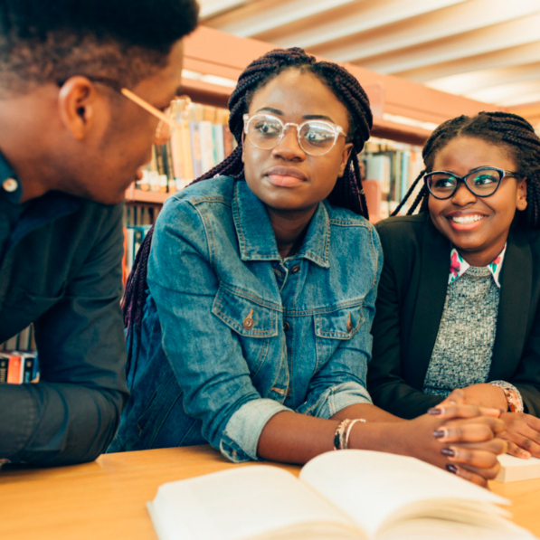 Image de trois étudiants universitaires noirs heureux